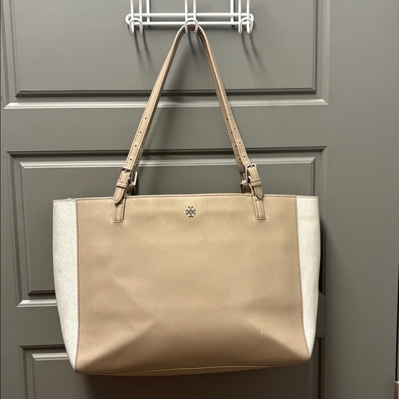 Tory Burch 'York' Buckle Tote Bag made of Saffiano leather Color: Gray & Silver - Picture 2 of 12